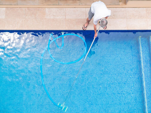 Cuándo necesitas un profesional para arreglar una fuga en la piscina