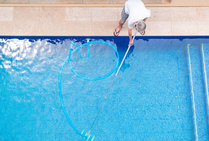 Cuándo necesitas un profesional para arreglar una fuga en la piscina